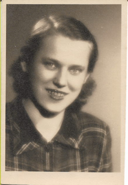 Vera (Hamsikova) Grossova 01